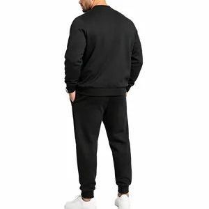 Rückansicht eines schwarzen Sportanzugs für Herren mit Sweatshirt und Jogginghose