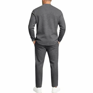 Vista trasera de un conjunto informal de manga larga gris oscuro para hombre