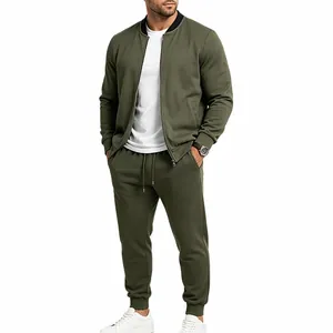 Herren Trainingsanzug in Olivgrün mit Baseball-Kragen und passender Jogginghose.