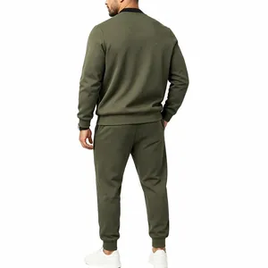 Rückansicht des olivgrünen Herren-Trainingsanzugs mit Jacke und Jogginghose