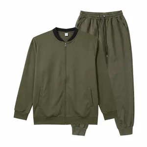 Detailansicht eines olivgrünen zweiteiligen Herren-Trainingsanzugs mit Baseballkragenjacke