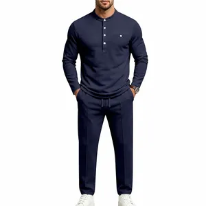 Conjunto casual de dos piezas para hombre en azul marino con top Henley y pantalón