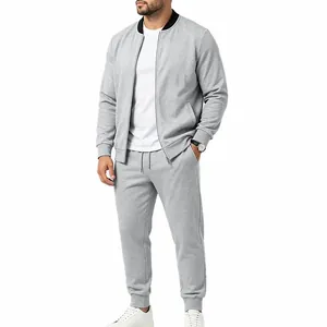 Nahaufnahme eines grauen Herren-Trainingsanzugs mit Bomberjacke und Jogginghose.