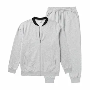 Detailansicht des grauen Herren-Trainingsanzugs mit Bomberjacke und Jogginghose.