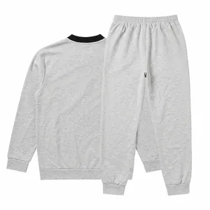 Detailansicht eines grauen Herren-Sportsets mit schwarzem Kontrastkragen und Jogginghose