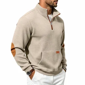 Vista dettagliata della felpa da uomo beige con trama a nido d'ape, zip e toppe sui gomiti