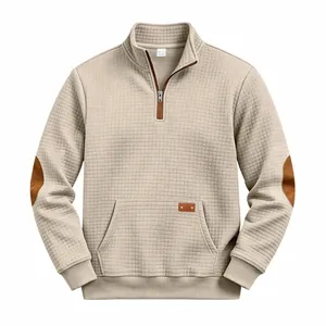 Dettaglio felpa uomo beige con zip a un quarto, trama a quadretti e toppe sui gomiti