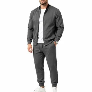 Zweiteiliger Herren-Trainingsanzug in Anthrazit mit Bomberjacke und Jogginghose.