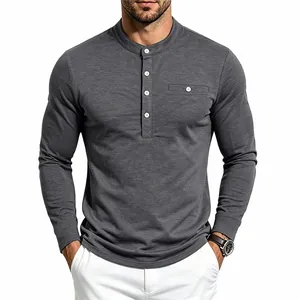Detail van een grijs Henley-shirt met lange mouwen, knoopsluiting en borstzakje