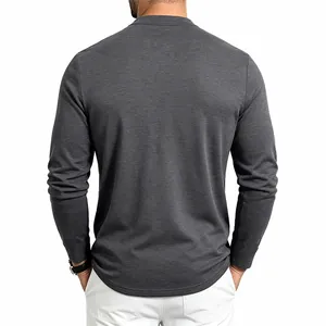 Achteraanzicht van houtskoolgrijs heren T-shirt met lange mouwen en ronde onderkant