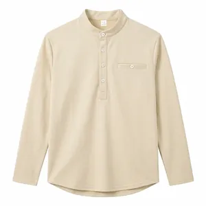 Platte weergave van beige heren-Henley-shirt met lange mouwen, opstaande kraag en zakdetail.