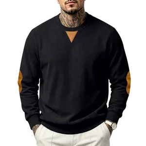 Detailweergave van zwarte corduroy herensweatshirt met bruine patches op nek en ellebogen.
