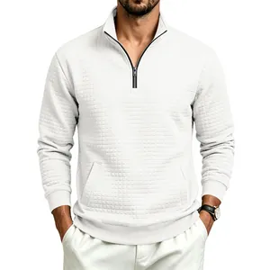Detalle de sudadera blanca para hombre con cremallera corta y textura de jacquard.