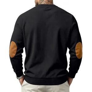 Gedetailleerd achteraanzicht van een zwart corduroy sweatshirt met bruine elleboogstukken.