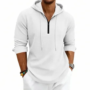 Dettaglio felpa con cappuccio bianca in maglia nido d'ape da uomo con mezza zip.