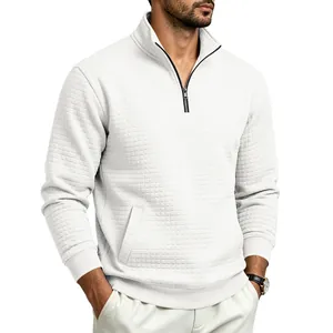 Primer plano de sudadera blanca para hombre con cremallera de cuarto y diseño jacquard