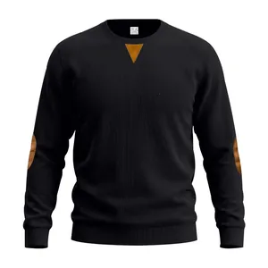 Detail van heren zwart corduroy sweatshirt met bruine contrasterende elleboogstukken.