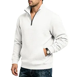 Vista detallada de la sudadera blanca para hombre con media cremallera y textura de cuadros