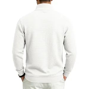 Vista trasera de una sudadera blanca de hombre con cremallera corta y textura jacquard.