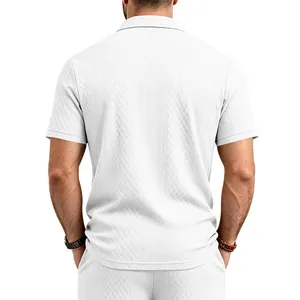 Vue arrière détaillée du polo blanc pour homme avec une texture jacquard géométrique