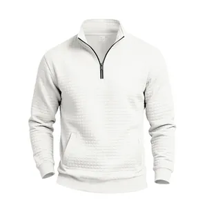 Detalle del tejido jacquard blanco en una sudadera de hombre con media cremallera