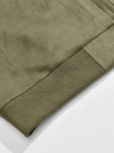 Detalle de chaqueta de ante verde oliva con dobladillo acanalado y cremallera