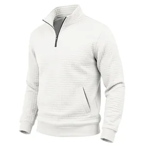 Vista detallada de la textura jacquard de cuadros blancos en sudadera con cremallera y bolsillos