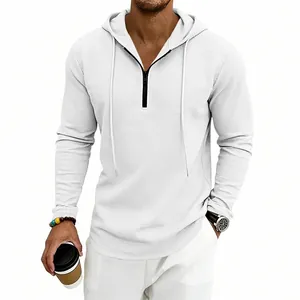 Dettaglio della felpa con cappuccio in maglia waffle bianca da uomo con mezza zip.