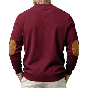 Gedetailleerd achteraanzicht van bordeauxrood heren corduroy sweatshirt met elleboogstukken