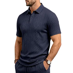 Gros plan détaillé sur un polo bleu foncé pour homme avec texture jacquard géométrique