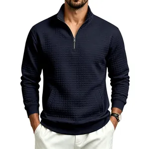 Vista detallada del jersey azul marino para hombre con textura jacquard de cuadros