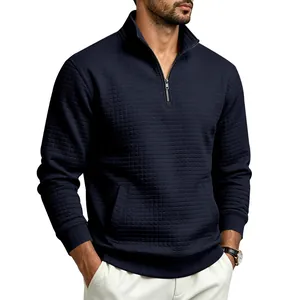 Detalle de sudadera azul marino para hombre con cremallera media y textura jacquard de cuadros.