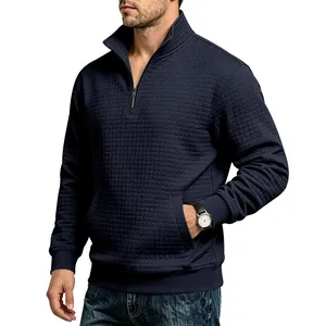 Detalle de la sudadera azul marino para hombre con jacquard de cuadros y media cremallera.