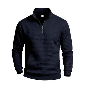 Detalle de sudadera para hombre en jacquard acolchado azul marino con cuello alto