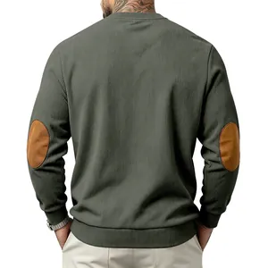 Gedetailleerd achteraanzicht van heren corduroy sweatshirt met bruine elleboogstukken
