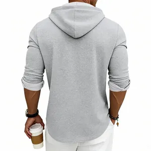 Vista posteriore dettagliata di una felpa con cappuccio in maglia waffle grigia