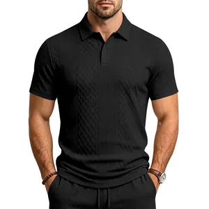 Gros plan d'un polo noir pour homme avec une texture jacquard géométrique détaillée.