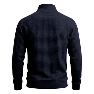 Vista trasera detallada de la sudadera azul marino para hombre en punto de gofre con cuello alto