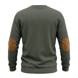 Achteraanzicht van een olijfgroene ribfluwelen herensweatshirt met bruine elleboogstukken
