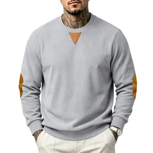 Detailopname van grijs corduroy sweatshirt voor heren met bruine elleboogstukken