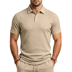Gros plan d'un polo pour homme avec un tissu jacquard texturé géométrique complexe.