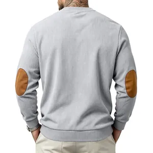Achteraanzicht van een lichtgrijs corduroy sweatshirt met bruine elleboogstukken