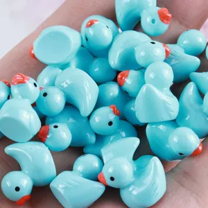 Detaillierte Nahaufnahme von blauen Miniatur-Enten aus Harz für DIY-Bastelarbeiten