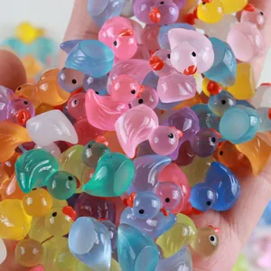 Nahaufnahme von bunten Mini-Harzenten für DIY-Mikrolandschaften und Schmuckhandwerk.