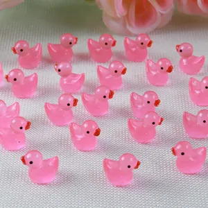 Detaillierte Ansicht von mehreren rosa Mini-Enten aus Harz für DIY-Mikrolandschaften