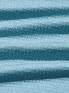 Detalle macro del tejido de punto gofrado azul claro transpirable para polo hombre