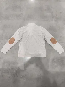 Gedetailleerd achteraanzicht van een beige corduroy sweatshirt met bruine elleboogstukken