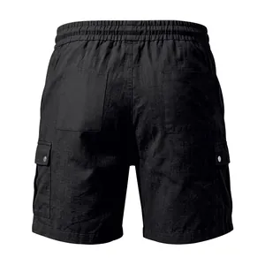Vue arrière d'un short cargo noir en coton et lin avec poches arrière et détails à rabat.