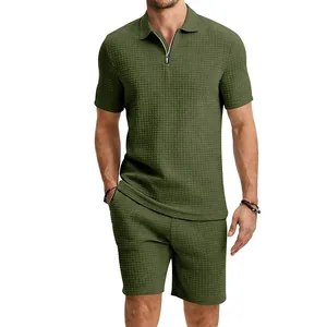 Ensemble deux pièces polo et short pour homme en maille gaufrée vert olive avec demi-zip.