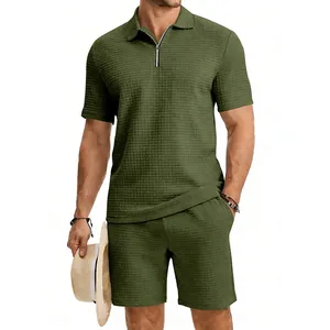 Détail du tissu jacquard gaufré et du col polo demi-zip sur un ensemble vert pour hommes.